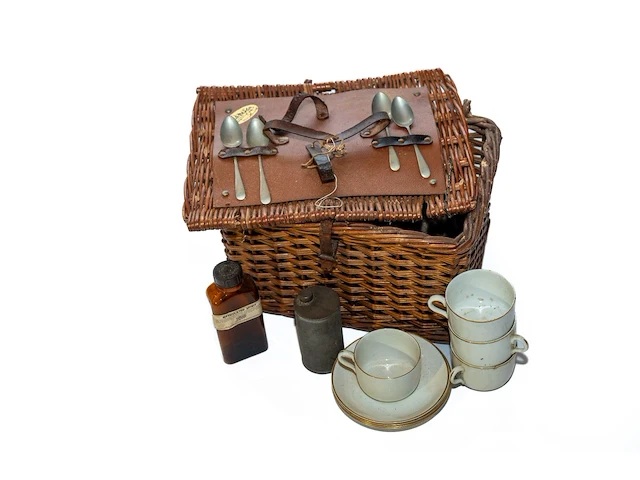Antieke rieten picknickmand met servies... - afbeelding 1 van  4