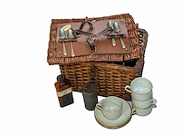 Antieke rieten picknickmand met servies...