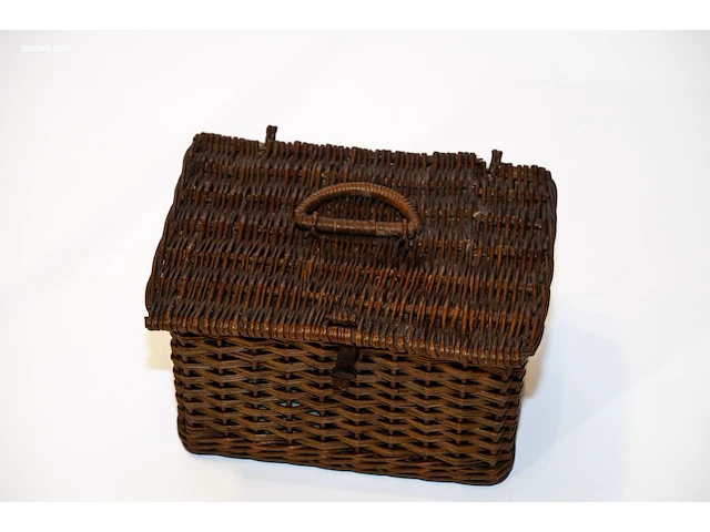 Antieke rieten picknickmand met servies... - afbeelding 2 van  4