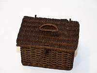Antieke rieten picknickmand met servies... - afbeelding 2 van  4