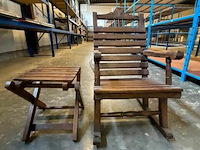 Antieke schommelstoeltje + tafeltje