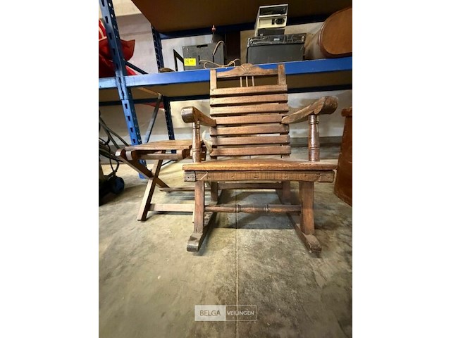 Antieke schommelstoeltje + tafeltje - afbeelding 2 van  3