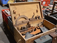 Antieke schrijnwerkerskoffer met diverse materialen - afbeelding 1 van  4