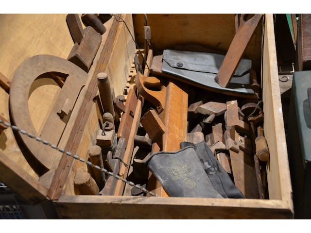 Antieke schrijnwerkerskoffer met diverse materialen - afbeelding 2 van  4