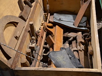 Antieke schrijnwerkerskoffer met diverse materialen - afbeelding 2 van  4