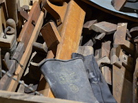 Antieke schrijnwerkerskoffer met diverse materialen - afbeelding 3 van  4