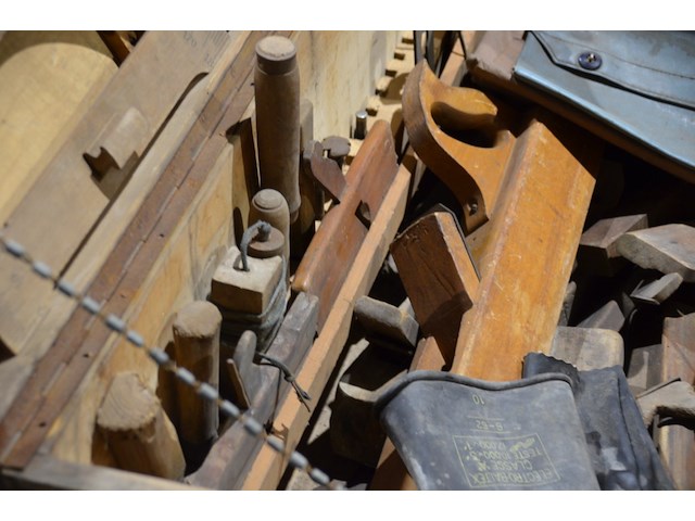 Antieke schrijnwerkerskoffer met diverse materialen - afbeelding 4 van  4