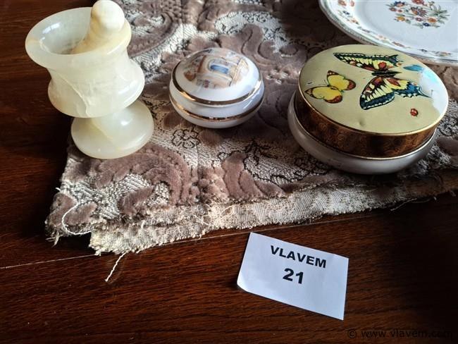 Complete inboedel: wo. vintage, antiek, glaswerk, meubelen, elektro, gereedschap, verlichting, kaders, verzamelobjecten enz.