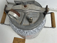 Antieke stoomketel "cuitouvitt" 1928 - afbeelding 2 van  2