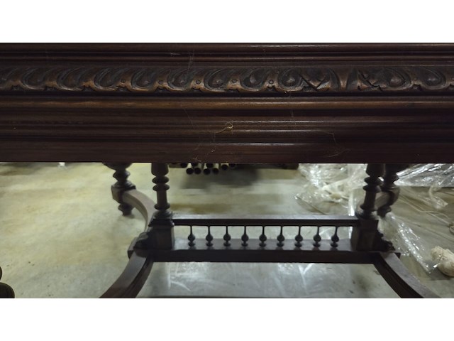 Antieke tafel met stoelen - afbeelding 1 van  4