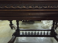 Antieke tafel met stoelen - afbeelding 1 van  4