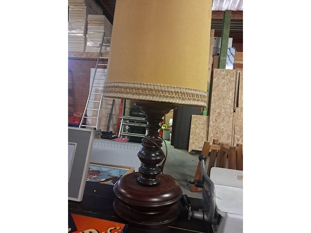 Antieke tafellamp j.1970 massiefe gedraaide houten voet h 850 mm ø 350 mm - afbeelding 1 van  4