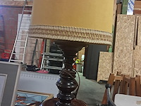 Antieke tafellamp j.1970 massiefe gedraaide houten voet h 850 mm ø 350 mm - afbeelding 1 van  4