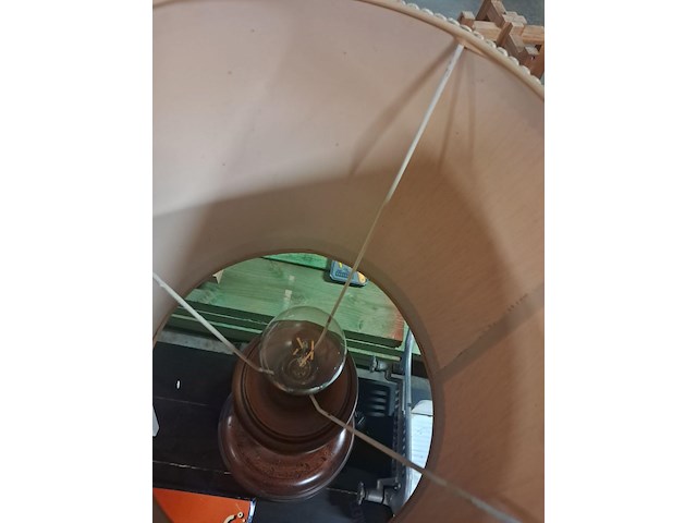Antieke tafellamp j.1970 massiefe gedraaide houten voet h 850 mm ø 350 mm - afbeelding 3 van  4