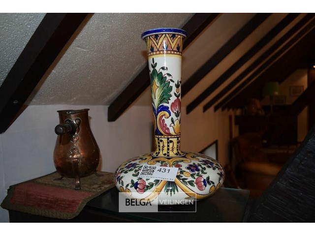 Antieke vaas met koperen koffiepotje - afbeelding 1 van  3