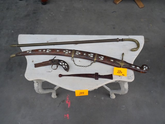 Antieke vuurwapens + zwaarten - afbeelding 1 van  7