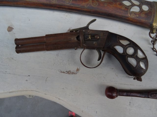 Antieke vuurwapens + zwaarten - afbeelding 2 van  7