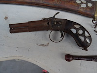 Antieke vuurwapens + zwaarten - afbeelding 2 van  7