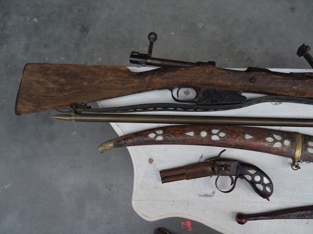 Antieke vuurwapens + zwaarten - afbeelding 6 van  7