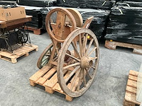 Antieke zandsteen slijpmolen - afbeelding 1 van  4