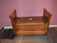 Antieke zitbank met opbergruimte afm. 80x60, oude ladenkast 5 laden marmeren blad afm. 110x90x50, antiek bijzettafeltje 2 laden