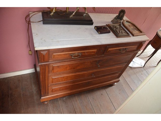 Antieke zitbank met opbergruimte afm. 80x60, oude ladenkast 5 laden marmeren blad afm. 110x90x50, antiek bijzettafeltje 2 laden - afbeelding 4 van  8