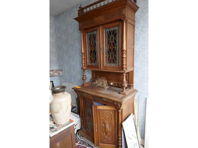 Antieken buffetkast in renaissance stijl met glasramen - afbeelding 1 van  4