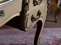 Antieken bureau louis xv stijl met brons beslag en 2 zeteltjes - afbeelding 8 van  9