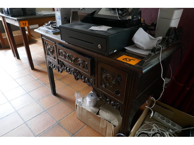 Antieken bureautafel met houtsnijwerk - afbeelding 2 van  4