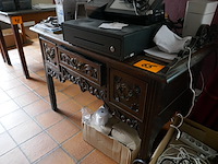 Antieken bureautafel met houtsnijwerk - afbeelding 2 van  4