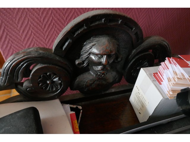 Antieken bureautafel met houtsnijwerk - afbeelding 3 van  4