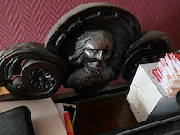 Antieken bureautafel met houtsnijwerk - afbeelding 3 van  4