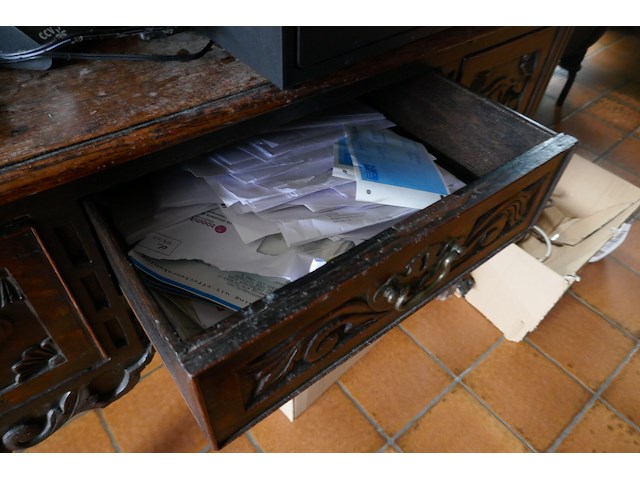 Antieken bureautafel met houtsnijwerk - afbeelding 4 van  4