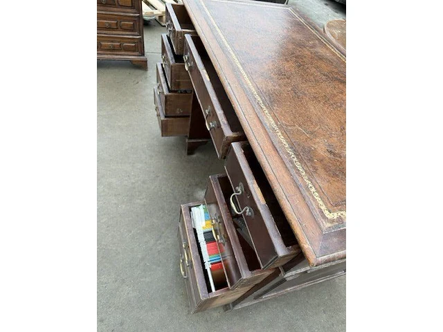 Antieken bureautafel + vintage salontafel - afbeelding 7 van  13