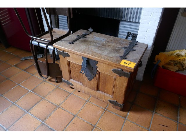 Antieken eikenhouten kist + 2 vintage stoelen - afbeelding 1 van  4