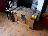 Antieken eikenhouten kist + 2 vintage stoelen - afbeelding 1 van  4