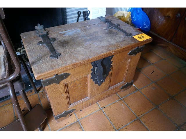 Antieken eikenhouten kist + 2 vintage stoelen - afbeelding 2 van  4