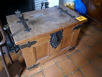 Antieken eikenhouten kist + 2 vintage stoelen - afbeelding 2 van  4