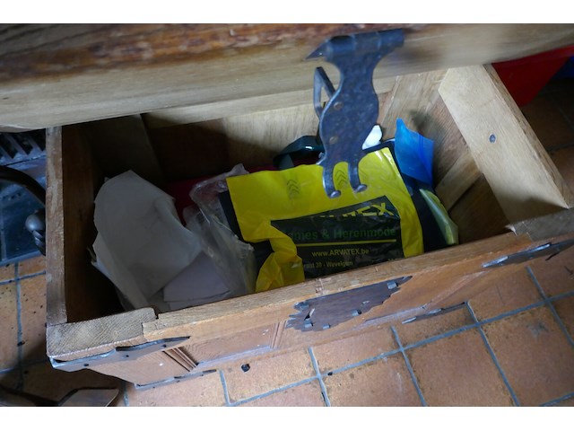 Antieken eikenhouten kist + 2 vintage stoelen - afbeelding 3 van  4