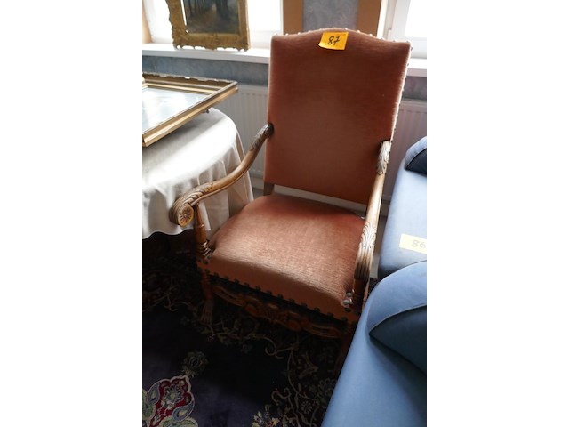 Antieken fauteuil en ronde tafel - afbeelding 1 van  4