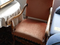 Antieken fauteuil en ronde tafel - afbeelding 1 van  4