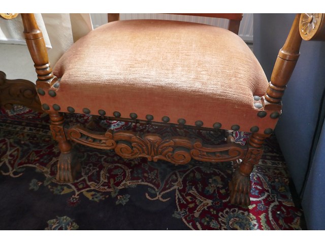 Antieken fauteuil en ronde tafel - afbeelding 2 van  4