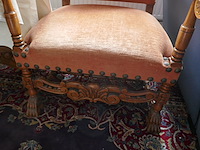 Antieken fauteuil en ronde tafel - afbeelding 2 van  4