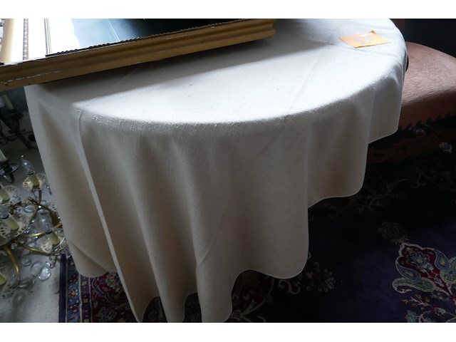 Antieken fauteuil en ronde tafel - afbeelding 3 van  4