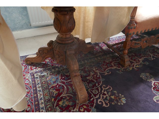 Antieken fauteuil en ronde tafel - afbeelding 4 van  4