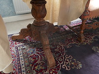 Antieken fauteuil en ronde tafel - afbeelding 4 van  4