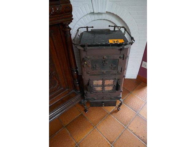 Antieken gietijzeren kachel - afbeelding 1 van  5