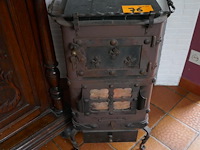 Antieken gietijzeren kachel - afbeelding 1 van  5