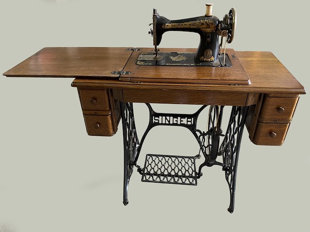 Antieken singer naaimachine - afbeelding 1 van  2