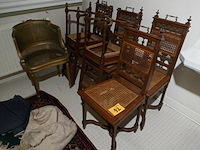 Antieken stoelen en wandhorloge - afbeelding 1 van  5